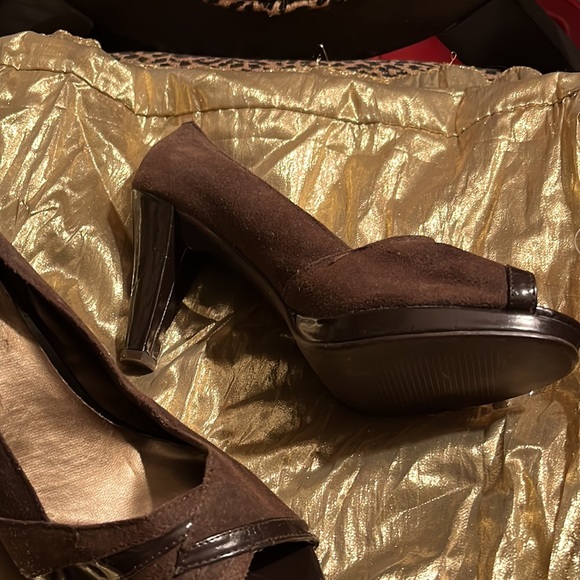 Brown suede, brown patent trim - Picture 2 of 8